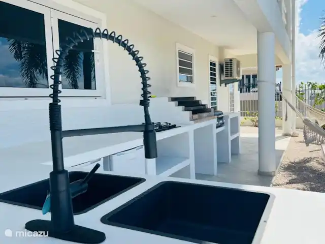 Villa Leoni en Curazao, Banda Arriba (este), Brakkeput Abou - apartamento Una cocina exterior, equipada con Plancha Blackstone, barbacoa, 2 frigoríficos, barra, fogones y dos fregaderos.