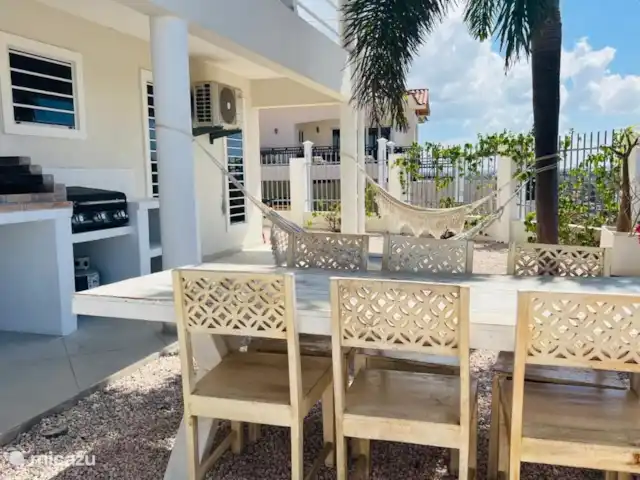 Villa Leoni en Curazao, Banda Arriba (este), Brakkeput Abou - apartamento Cocina exterior con mesa y sillas.