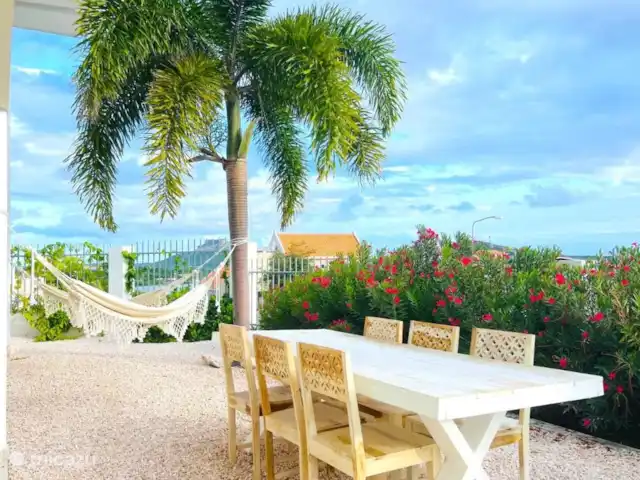 Villa Leoni en Curazao, Banda Arriba (este), Brakkeput Abou - apartamento Disfruta de una agradable comida al aire libre bajo una palmera y luego relájate en una hamaca con vistas al Spanish Water.