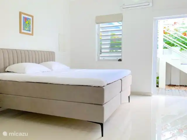 Villa Leoni en Curazao, Banda Arriba (este), Brakkeput Abou - apartamento El dormitorio de los animales se encuentra un piso debajo del resto de habitaciones y de la piscina. Este dormitorio se encuentra junto al jardín inferior, al igual que el gimnasio y el lavadero.