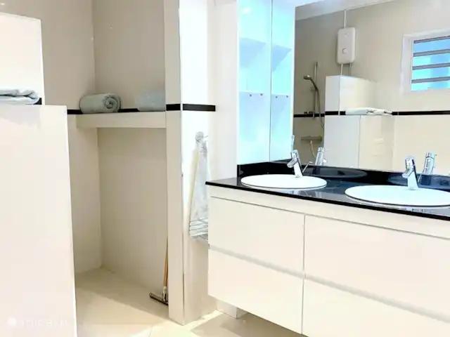 Villa Leoni en Curazao, Banda Arriba (este), Brakkeput Abou - apartamento Baño de lujo con ducha grande y dos lavabos.