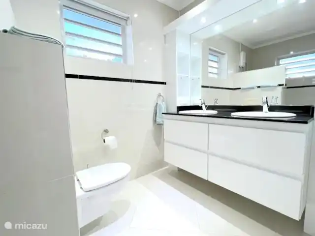 Villa Leoni en Curazao, Banda Arriba (este), Brakkeput Abou - apartamento Baño de lujo con ducha grande y dos lavabos.