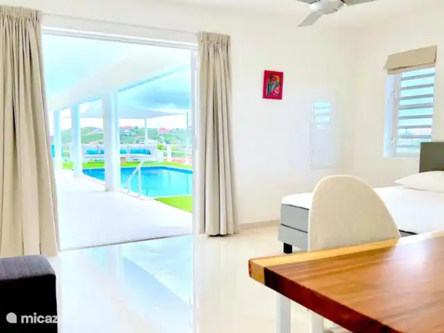 Villa Leoni en Curazao, Banda Arriba (este), Brakkeput Abou - apartamento Puedes saltar directamente desde la cama a la piscina a través de las puertas francesas del dormitorio de los flamencos.