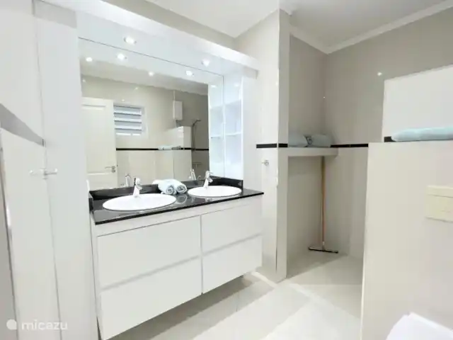 Villa Leoni en Curazao, Banda Arriba (este), Brakkeput Abou - apartamento Baño de lujo con ducha grande y dos lavabos.