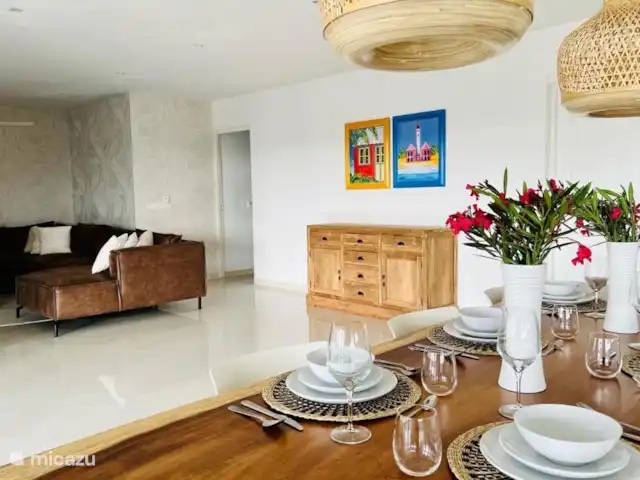 Villa Leoni en Curazao, Banda Arriba (este), Brakkeput Abou - apartamento Un amplio juego de vajilla para una mesa cuidada. Arte de artistas locales en la pared. Un ambiente donde inmediatamente te sentirás como en casa.