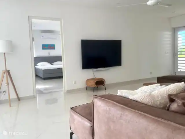 Villa Leoni en Curazao, Banda Arriba (este), Brakkeput Abou - apartamento Disfrute de Netflix en la sala de estar con ventilador de techo en el televisor 4K de 75 pulgadas con barra de sonido Sonos. O trae tu consola de juegos favorita. Se puede conectar con HDMI.