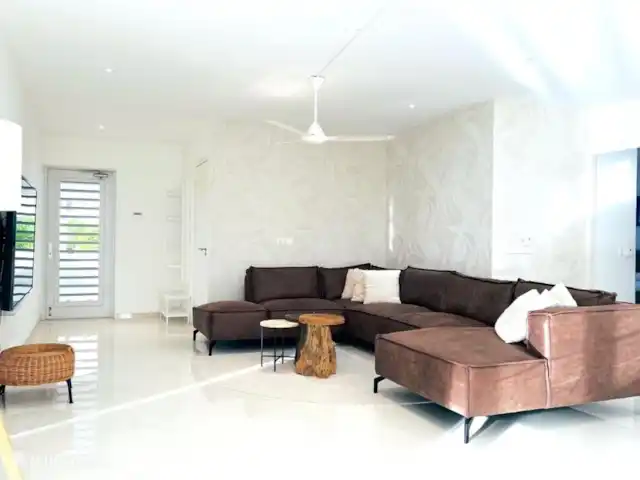 Villa Leoni en Curazao, Banda Arriba (este), Brakkeput Abou - apartamento Se entra por la puerta de entrada con contraventanas de cristal, se guardan las zapatillas y las llaves en el armario y se deja caer primero en la zona de estar. No te apresures, son vacaciones.