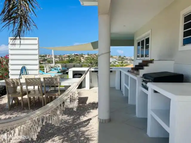 Villa Leoni en Curazao, Banda Arriba (este), Brakkeput Abou - apartamento Cocina exterior con plancha, barbacoa de carbón y cocina de gas.