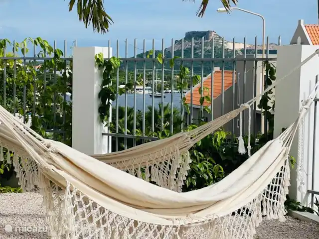 Villa Leoni en Curazao, Banda Arriba (este), Brakkeput Abou - apartamento Desde las hamacas se contempla el Spanish Water y la Montaña de la Mesa.