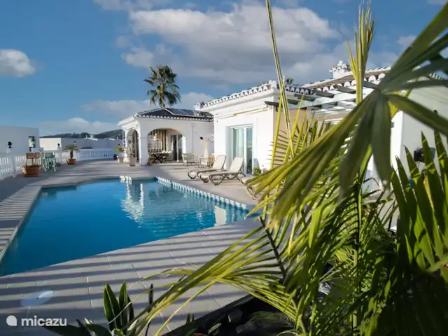 RD01 Villa Atalya en España, Costa del Sol, Torrox-Costa - villa vista trasera de la villa
