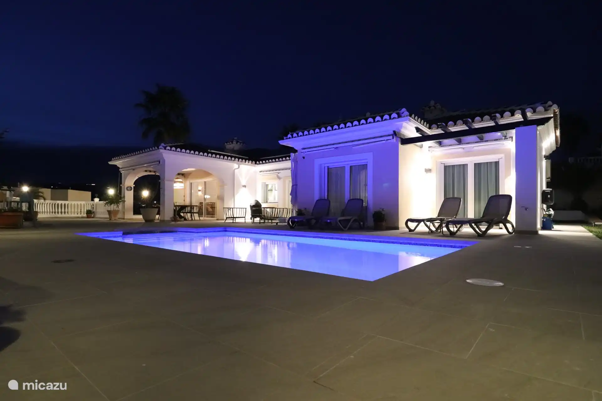 Schwimmbad im Dunkeln