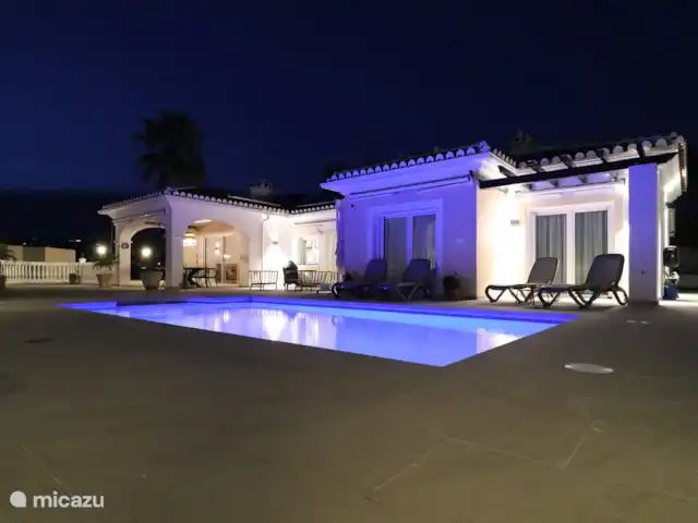 RD01 Villa Atalya en España, Costa del Sol, Torrox-Costa - villa piscina en la oscuridad