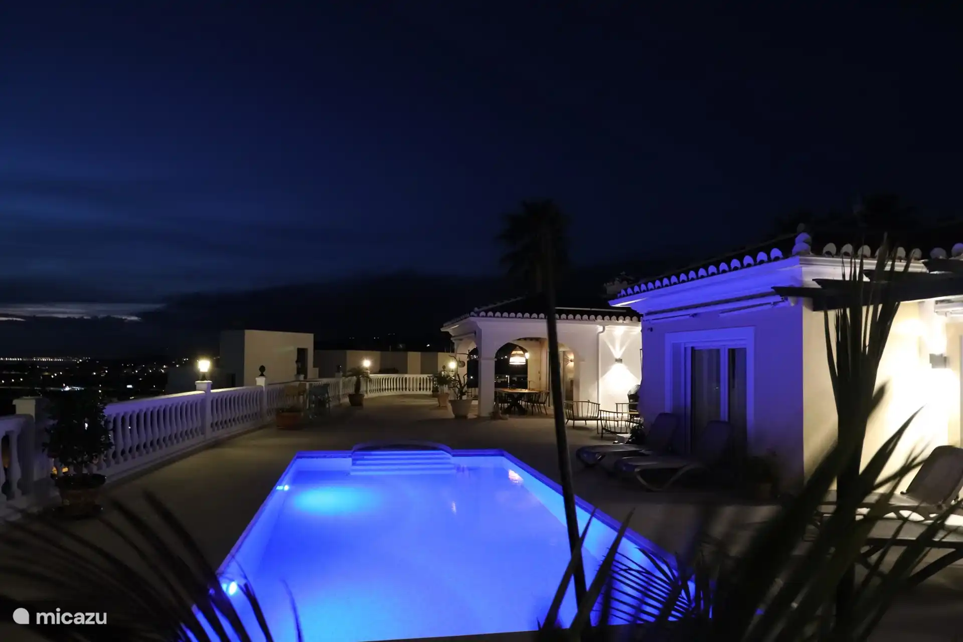 Schwimmbad in der Nacht