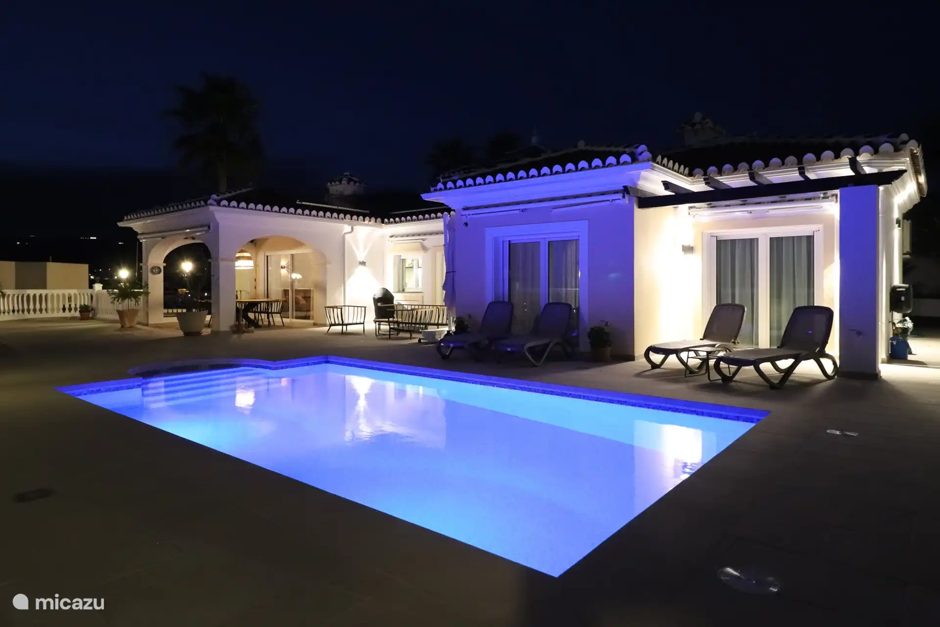 Rückansicht der Villa am Abend