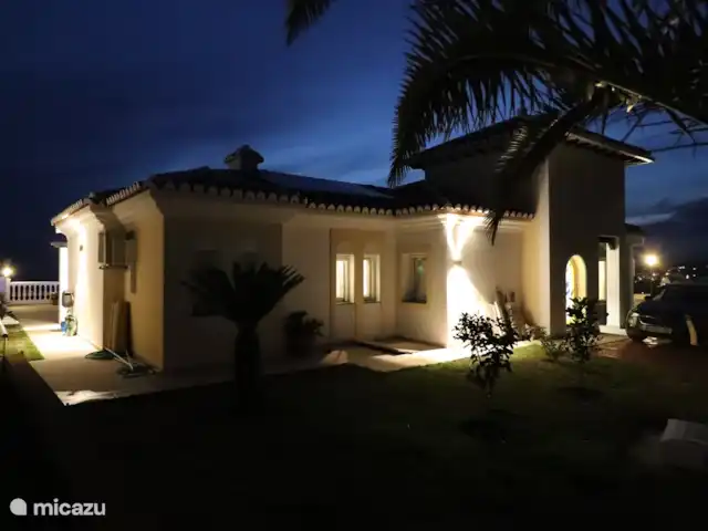 RD01 Villa Atalya en España, Costa del Sol, Torrox-Costa - villa vista frontal de la villa