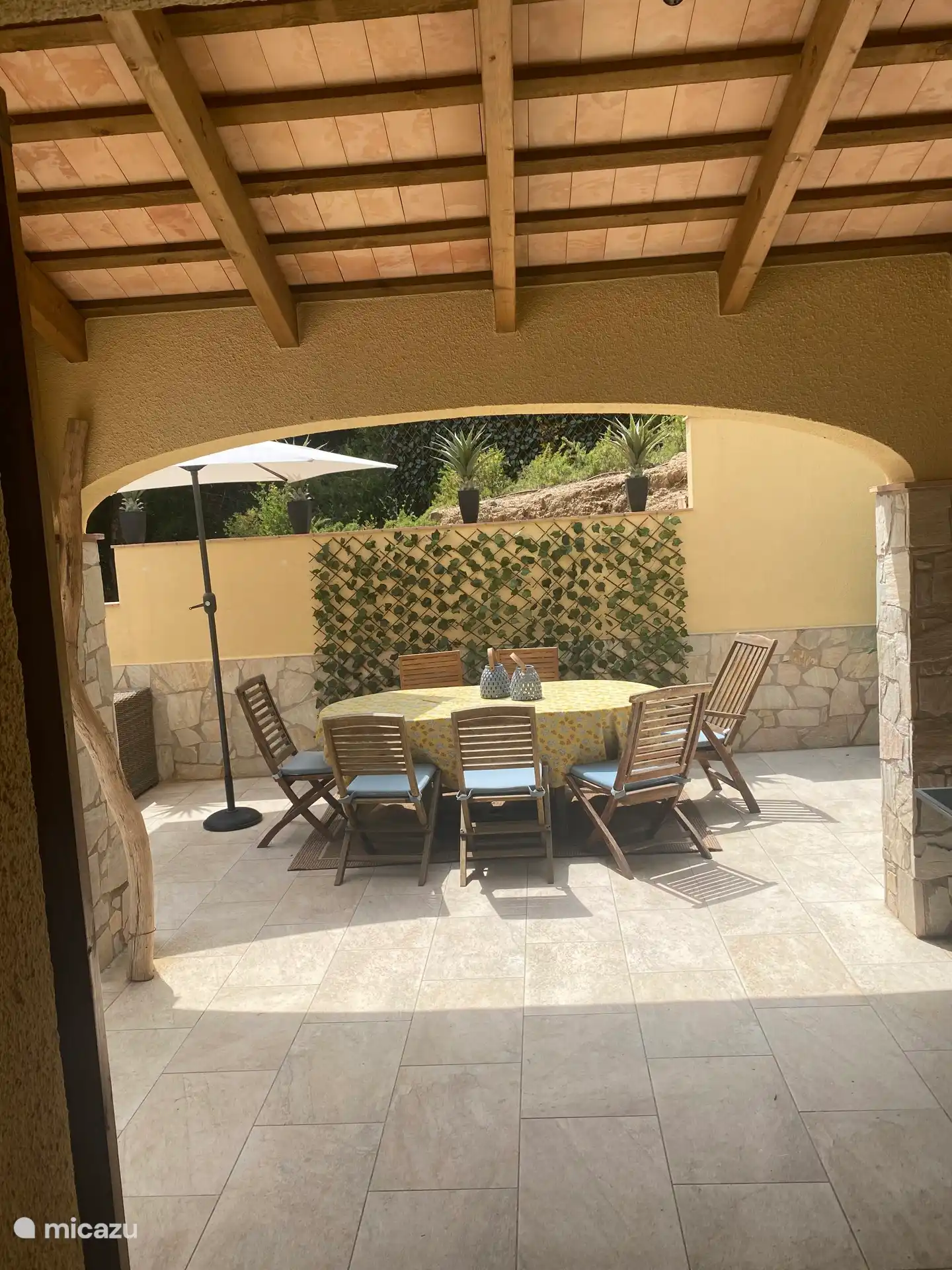 Delicious outdoor dining 