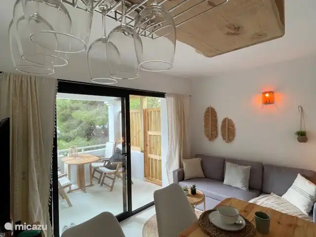 apartamento en España, Ibiza, Cala Llenya – Casa Josine Cala Llenya Acogedor salón de estilo ibicenco con cocina integrada. Tienes una vista del mar desde la sala de estar.