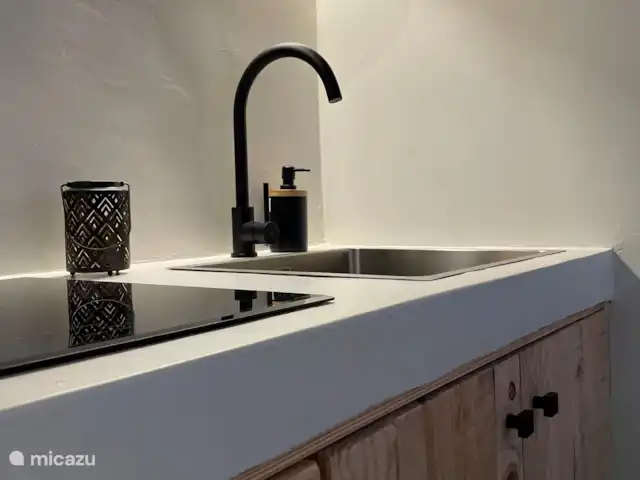 apartamento en España, Ibiza, Cala Llenya – Casa Josine Cala Llenya Cocina boho con vitrocerámica, horno combinado, frigorífico/congelador, cafetera Nespresso y exprimidor.