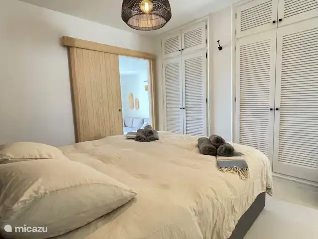 apartamento en España, Ibiza, Cala Llenya – Casa Josine Cala Llenya Amplio dormitorio con aire acondicionado, cama doble grande (180x210), mucho espacio en los armarios y baño integrado con ducha, lavabo e inodoro.