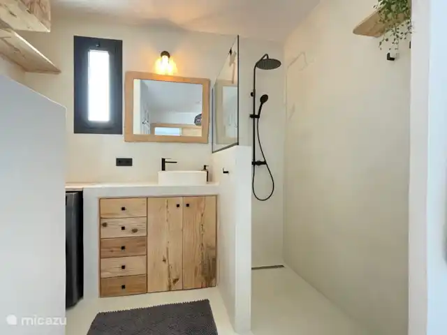 apartamento en España, Ibiza, Cala Llenya – Casa Josine Cala Llenya Baño integrado con ducha, lavabo, inodoro y combinación de lavadora/secadora.