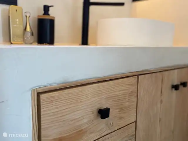 apartamento en España, Ibiza, Cala Llenya – Casa Josine Cala Llenya Baño integrado con ducha, lavabo, inodoro y combinación de lavadora/secadora.