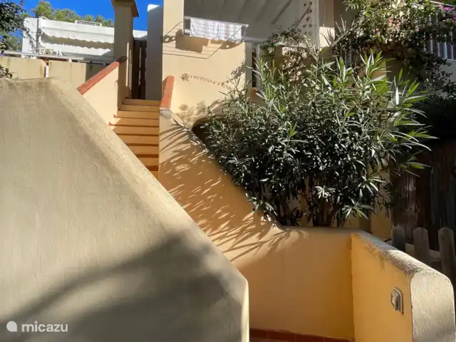 apartamento en España, Ibiza, Cala Llenya – Casa Josine Cala Llenya El apartamento está situado en el primer piso y se puede acceder a él a través de unos pocos escalones. El edificio sólo tiene 2 plantas, por lo que no hay vecinos arriba.