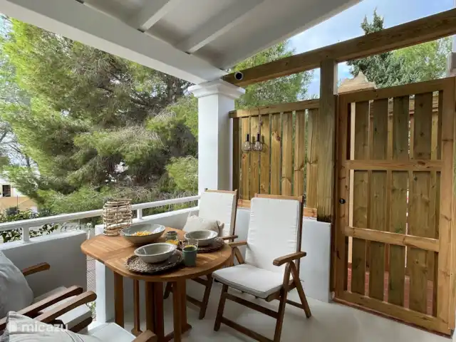 apartamento en España, Ibiza, Cala Llenya – Casa Josine Cala Llenya Acogedora terraza cubierta con vistas al mar donde podréis disfrutar juntos de maravillosos momentos tanto de día como de noche.