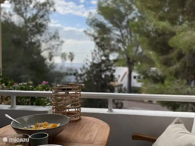 apartamento en España, Ibiza, Cala Llenya – Casa Josine Cala Llenya Acogedora terraza cubierta con vistas al mar donde podréis disfrutar juntos de maravillosos momentos tanto de día como de noche.