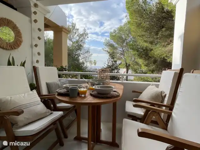 apartamento en España, Ibiza, Cala Llenya – Casa Josine Cala Llenya Acogedora terraza cubierta con vistas al mar donde podréis disfrutar juntos de maravillosos momentos tanto de día como de noche.