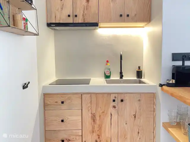 apartamento en España, Ibiza, Cala Llenya – Casa Josine Cala Llenya Acogedora cocina boho con elementos rústicos de madera.