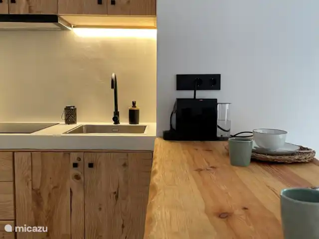 apartamento en España, Ibiza, Cala Llenya – Casa Josine Cala Llenya Acogedora cocina boho con elementos rústicos de madera.