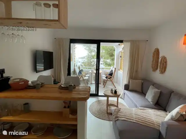 apartamento en España, Ibiza, Cala Llenya – Casa Josine Cala Llenya Acogedor salón de estilo ibicenco con cocina integrada. Tienes una vista del mar desde la sala de estar.