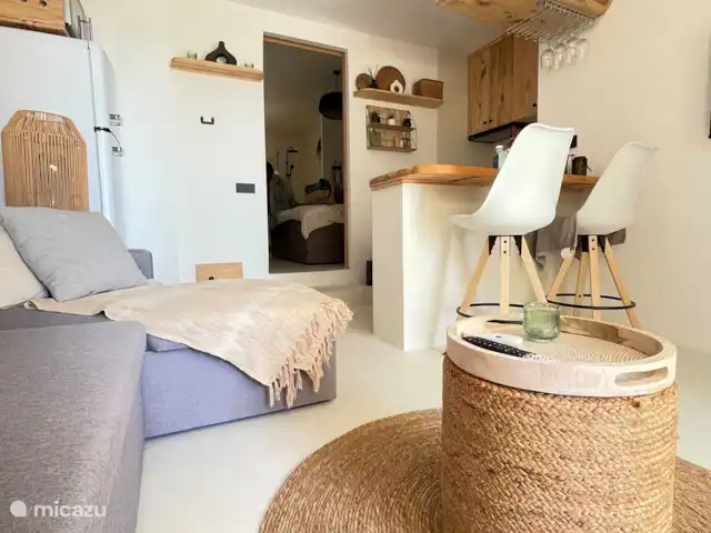 apartamento en España, Ibiza, Cala Llenya – Casa Josine Cala Llenya Acogedor salón de estilo ibicenco con cocina integrada. Tienes una vista del mar desde la sala de estar.
