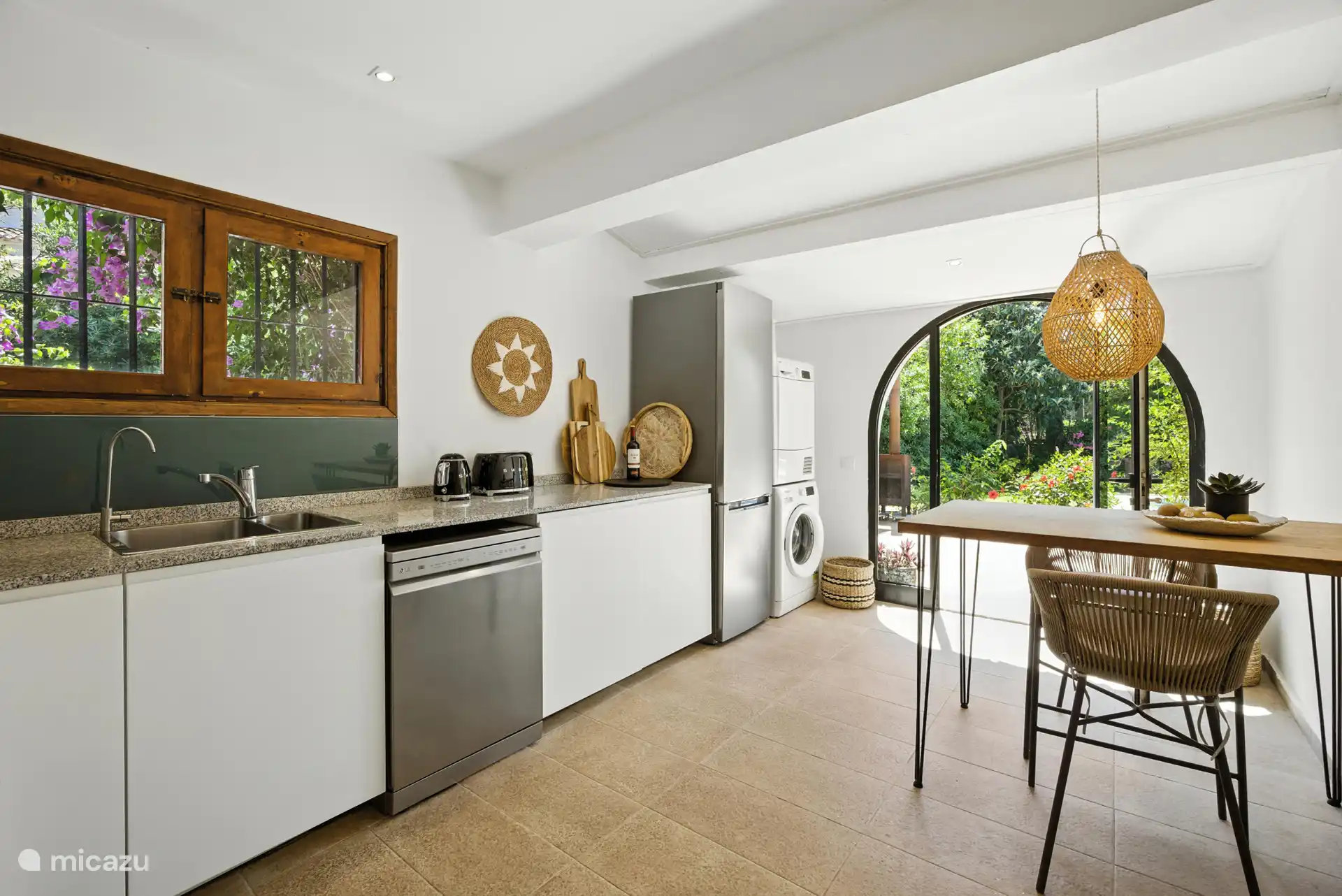 Cuisine spacieuse sur le jardin