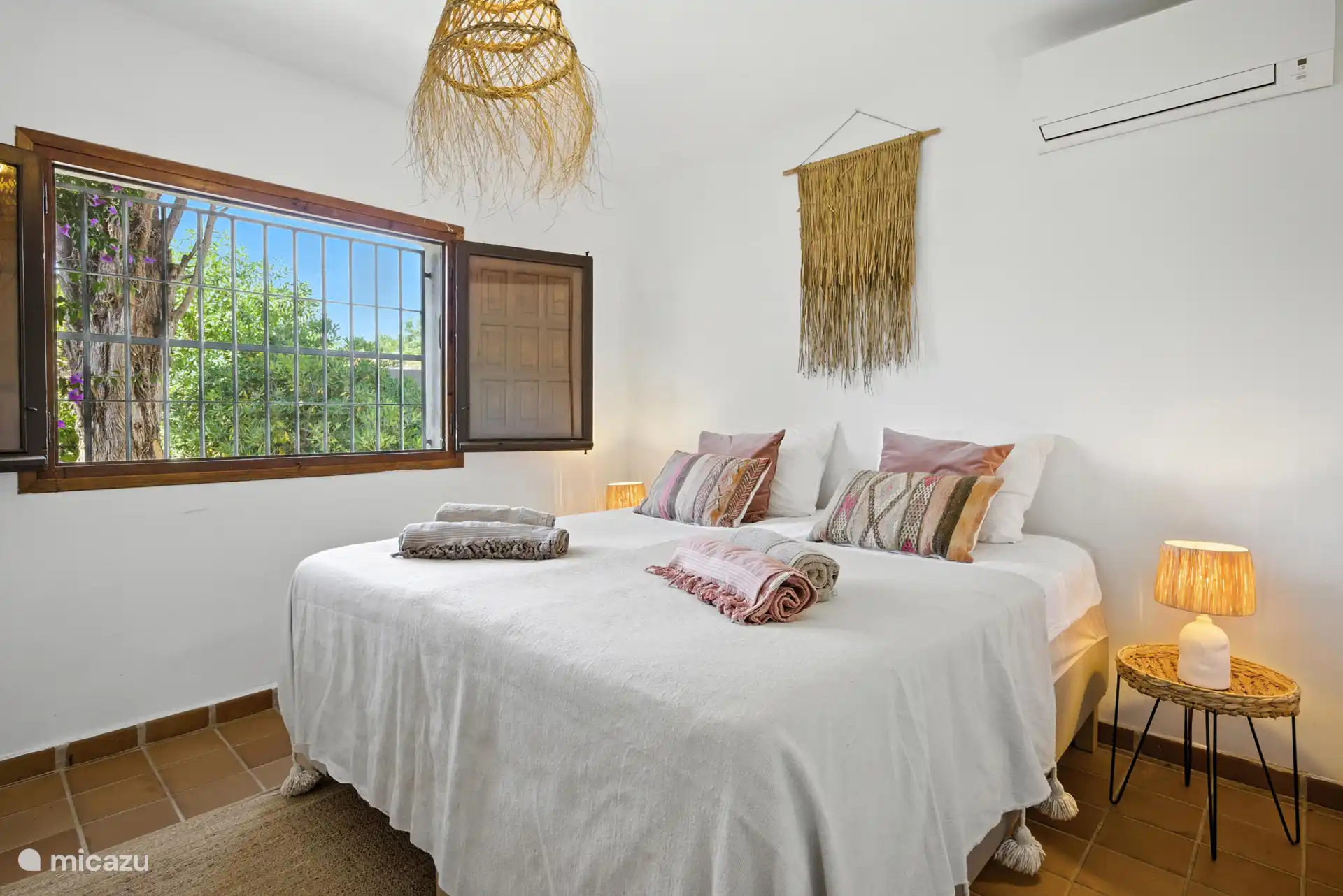 Chambre des maîtres avec bureau et salle de bain