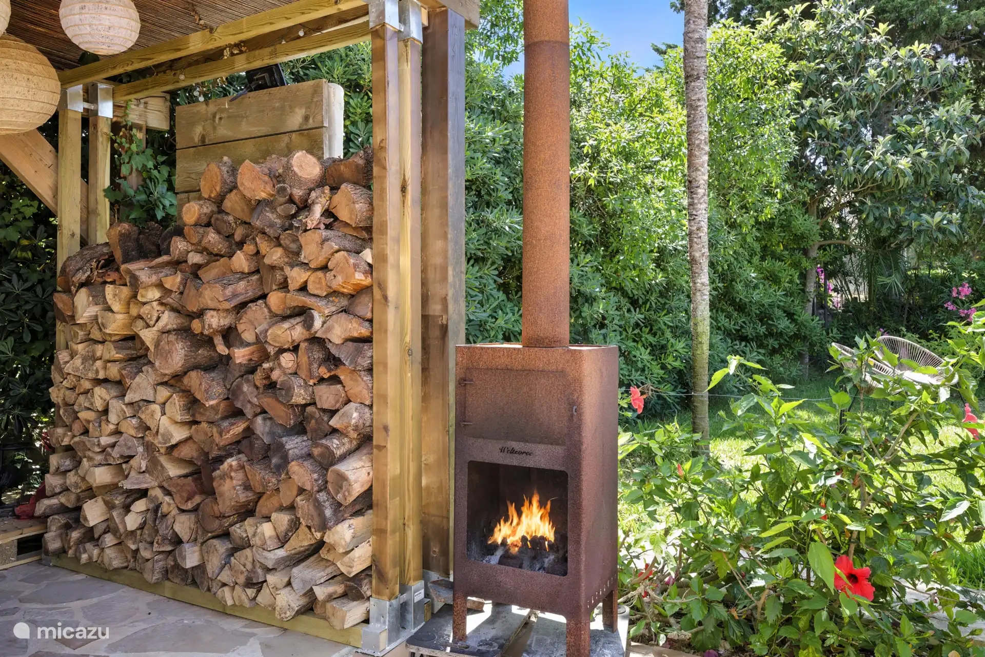 Douche extérieure derrière. Eau chaude
