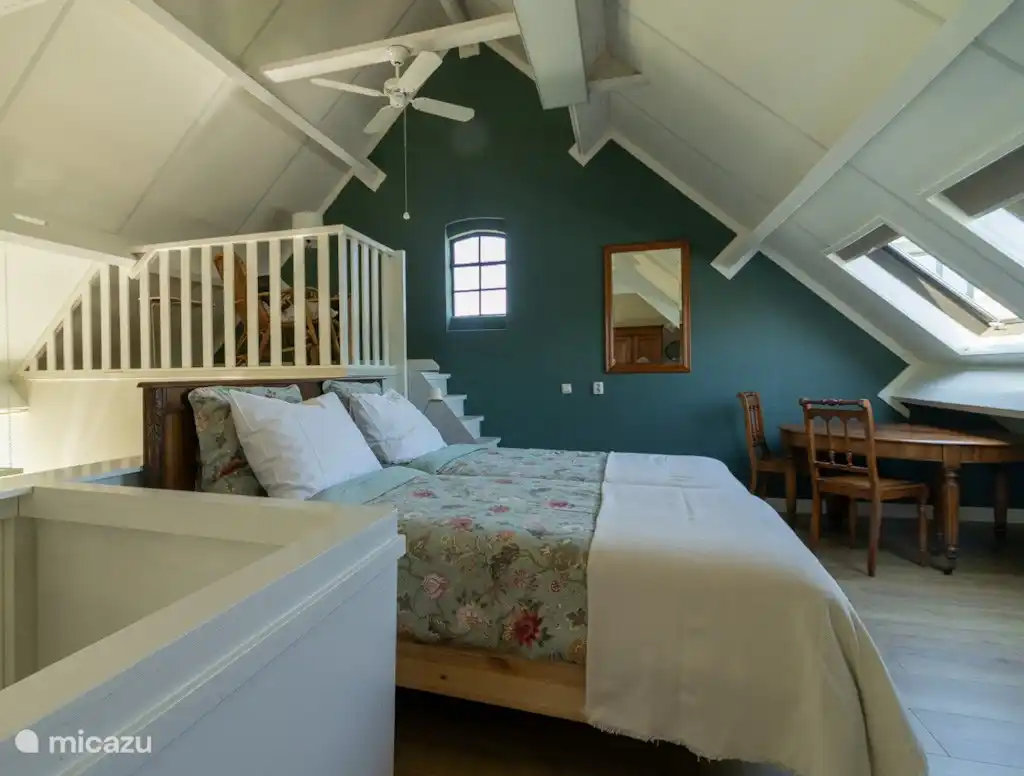 Schlafen auf dem Dachboden, unter der Dachschräge (erreichbar über eine normale Treppe).