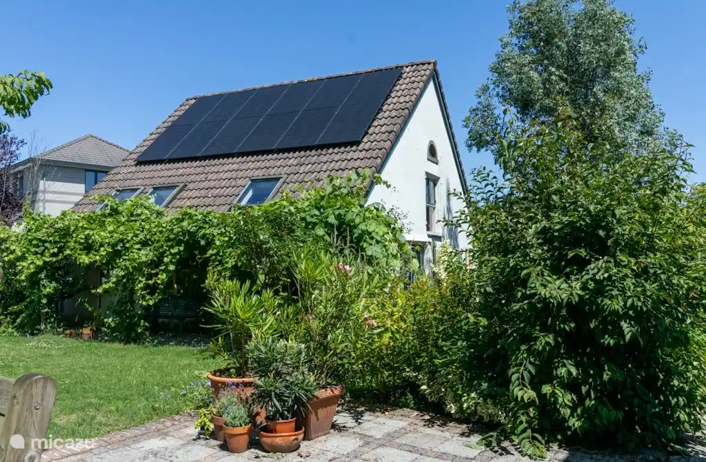 Der angrenzende Garten bietet Privatsphäre