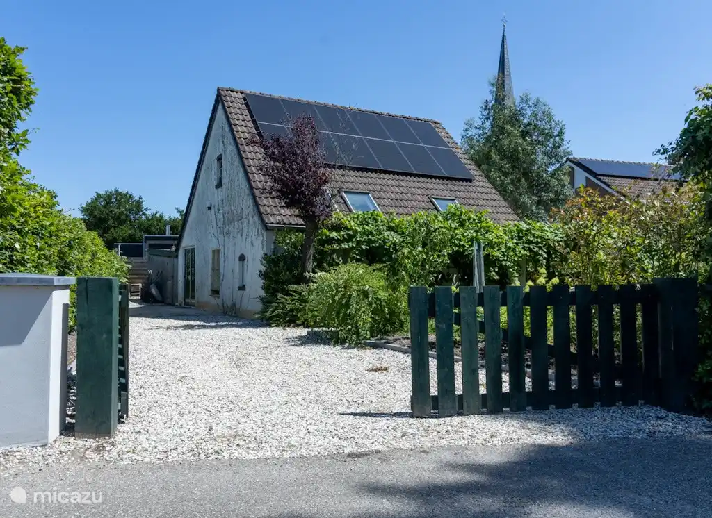Eigene Einfahrt und Parkplatz; Platz für mindestens 2 Autos.