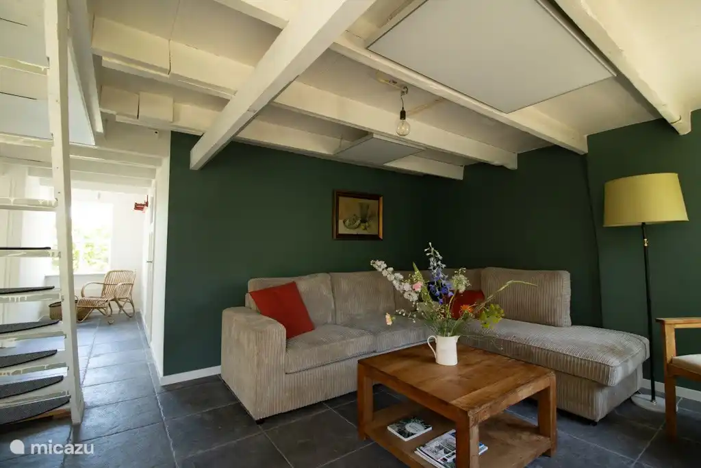 Schönes Sofa im kleinen Wohnzimmer unter dem Schlafboden.
Das Haus ist gasfrei; In jedem Zimmer gibt es Infrarotpaneele zum Heizen. Im Wohnzimmer, in der Küche und im Badezimmer gibt es separate Thermostate. Zum Heizen oder Kühlen gibt es auch einen mobilen Dyson.