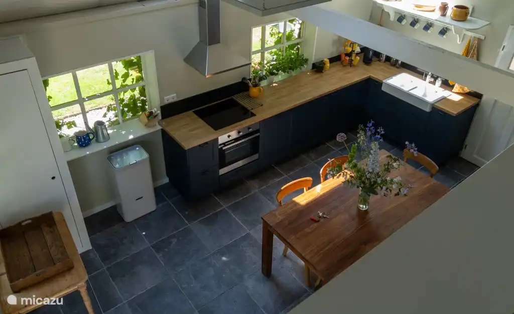 Blick vom Dachboden auf die Wohnküche