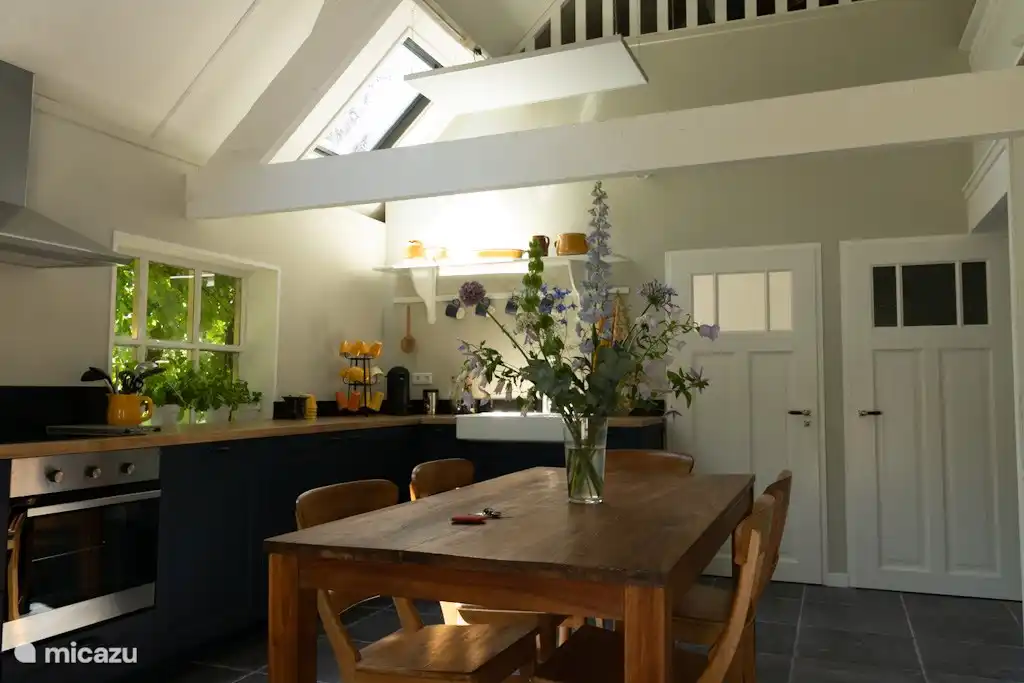 Ländliche, voll ausgestattete Wohnküche.
Die Heizung im ganzen Haus erfolgt elektrisch; In jedem Zimmer gibt es Infrarotpaneele. Im Wohnzimmer, in der Küche und im Badezimmer gibt es separate Thermostate. Zum Heizen oder Kühlen gibt es auch einen mobilen Dyson.