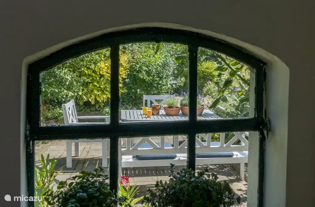 Alte Elemente, darunter Stallfenster