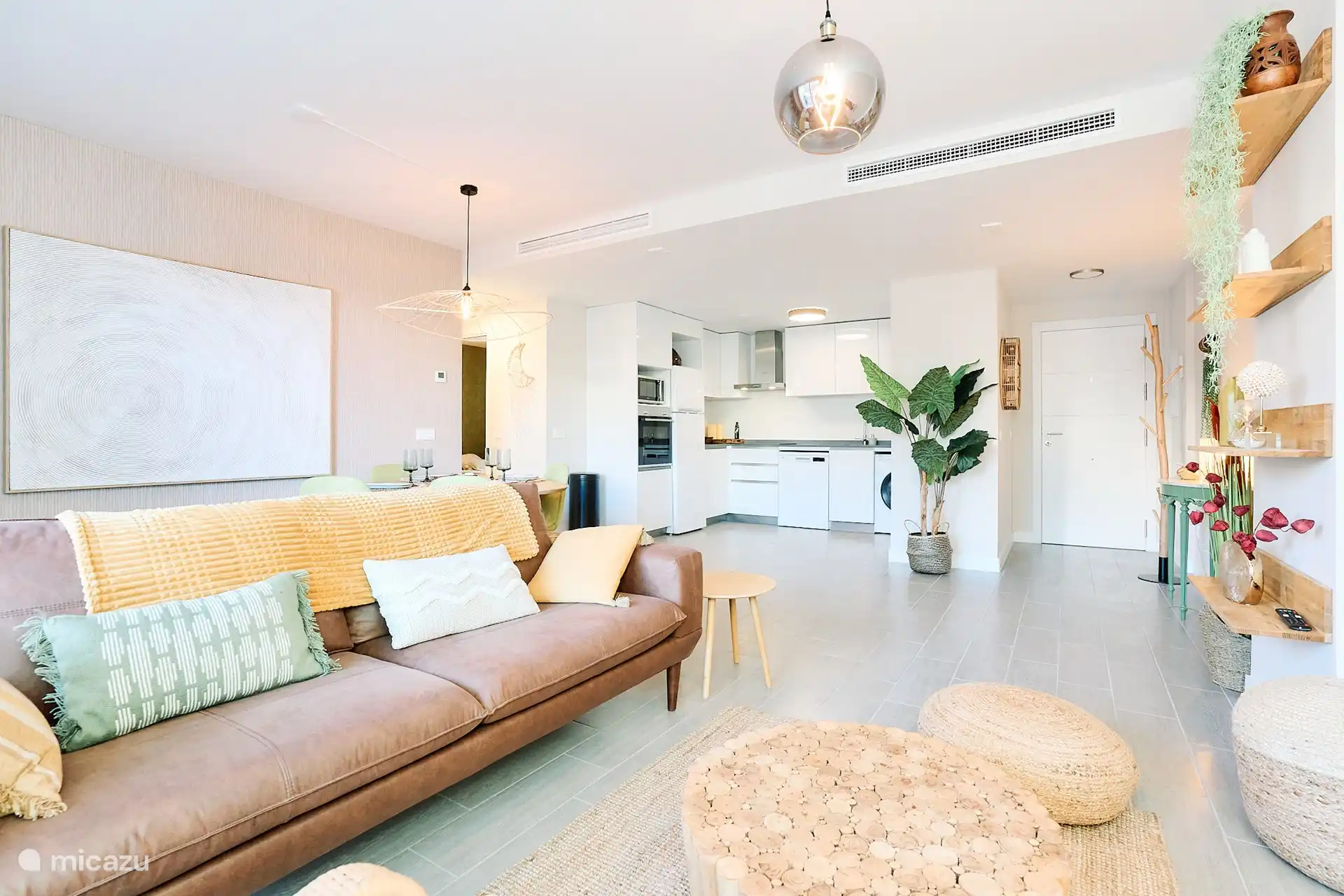 Wohnzimmer mit offener Küche