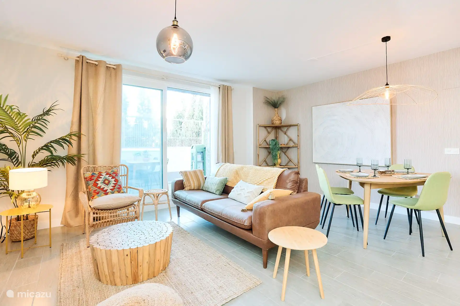 Sitzecke und Essbereich