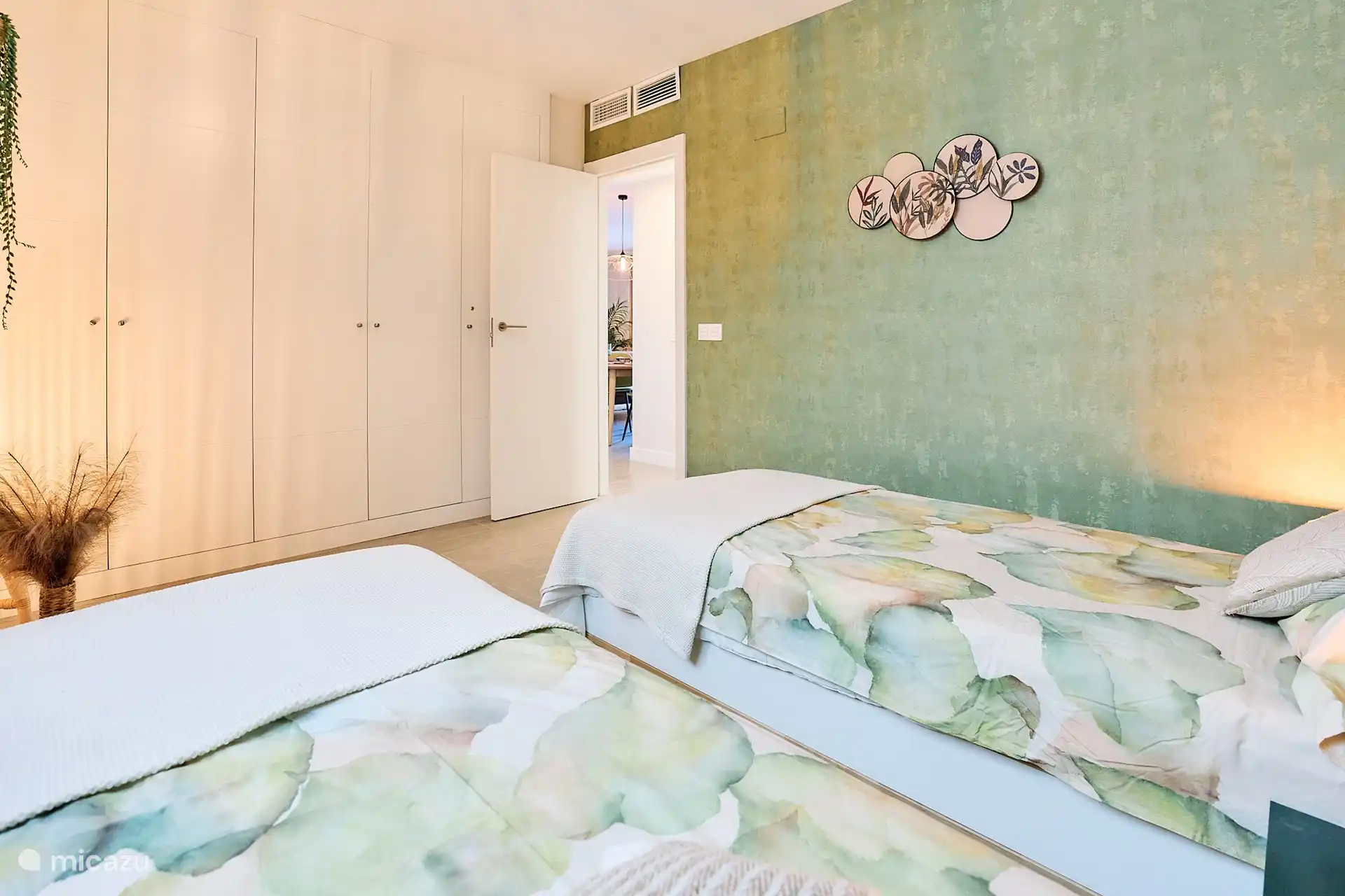 Schlafzimmer mit Einbauschränken