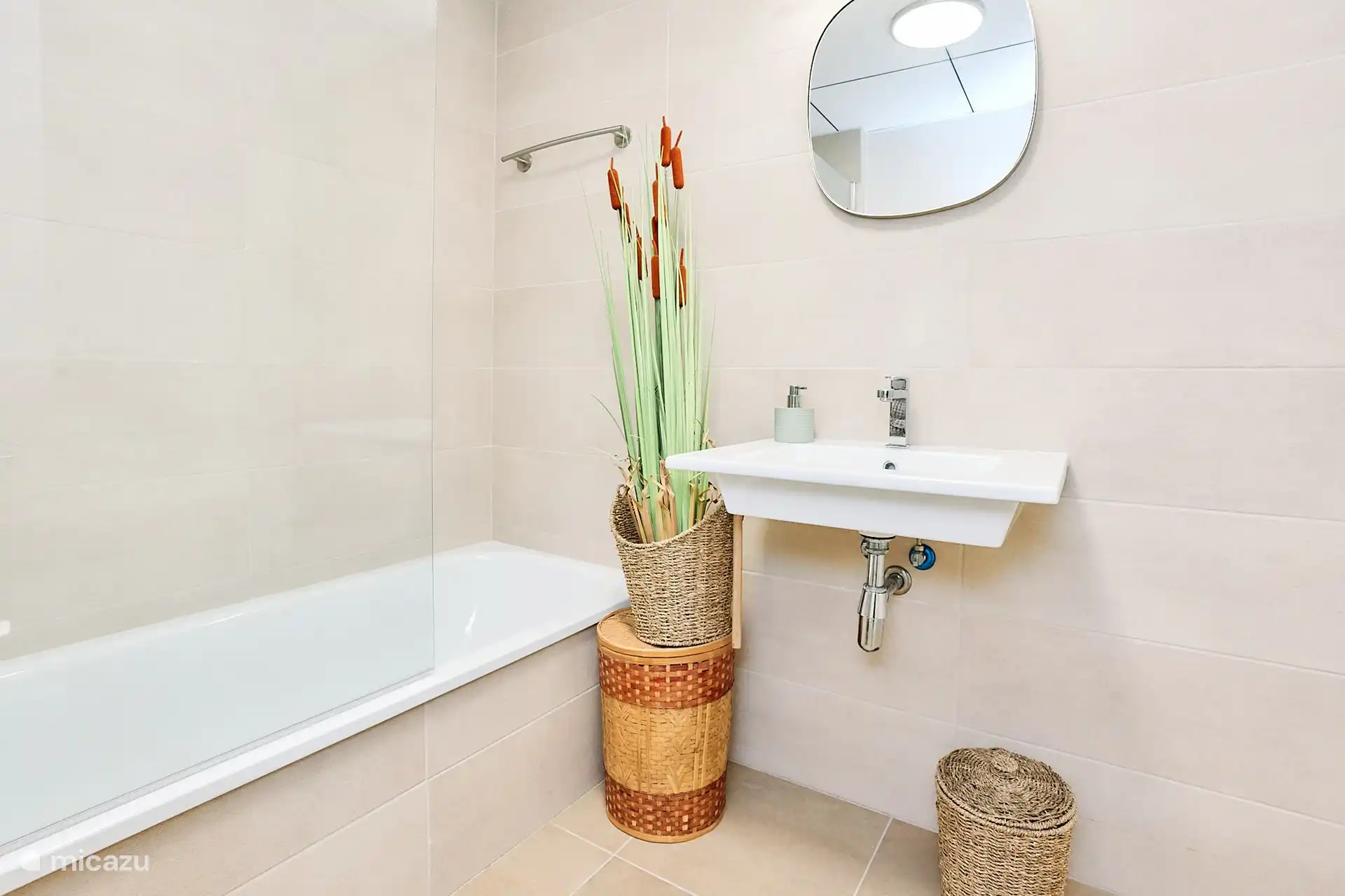 Badezimmer mit Badewanne