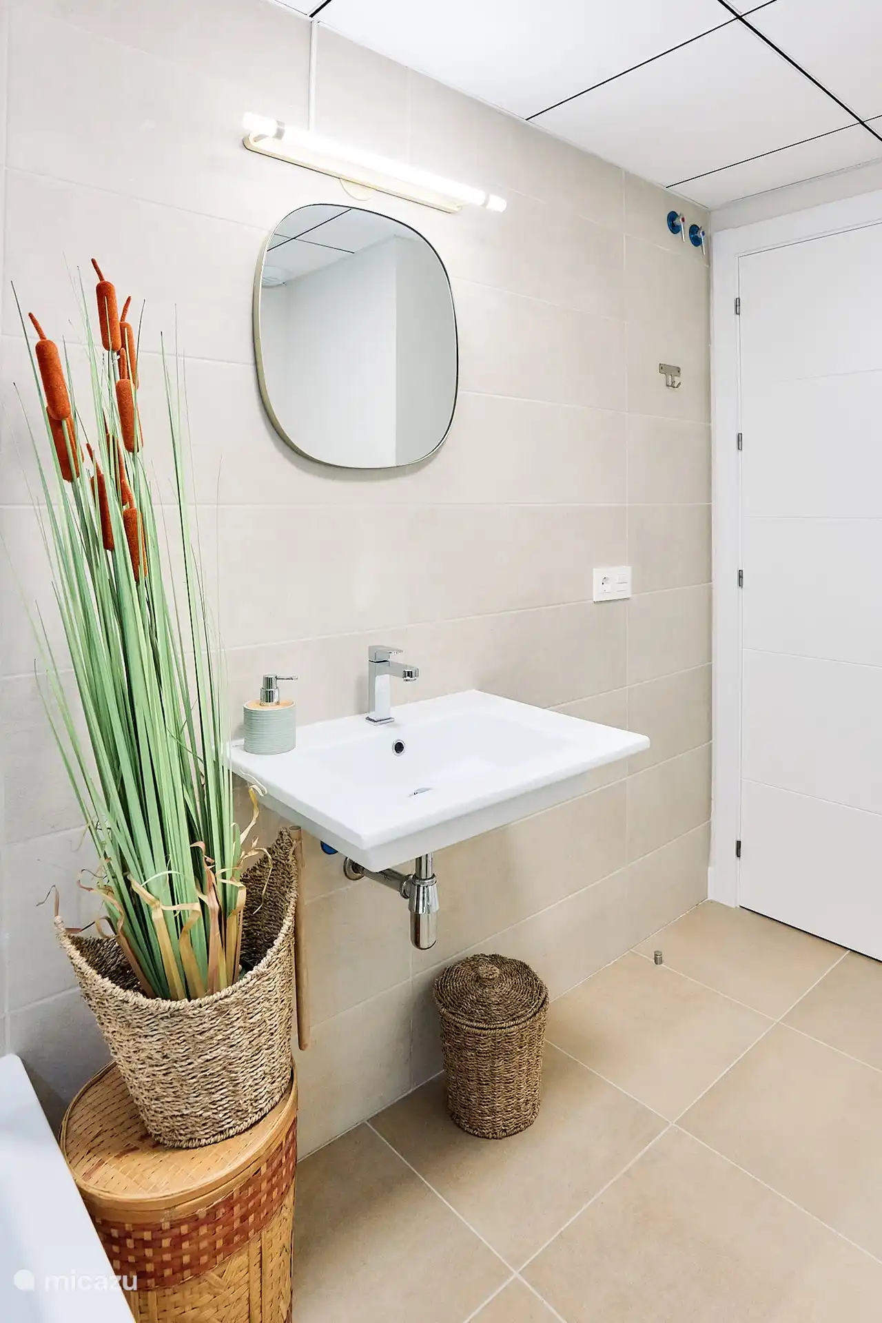 Waschbecken im Badezimmer mit Badewanne