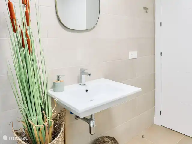 DB01 Maison Zen | Espagne, Costa del Sol, Torrox-Costa - appartement lavabo dans la salle de bain avec baignoire