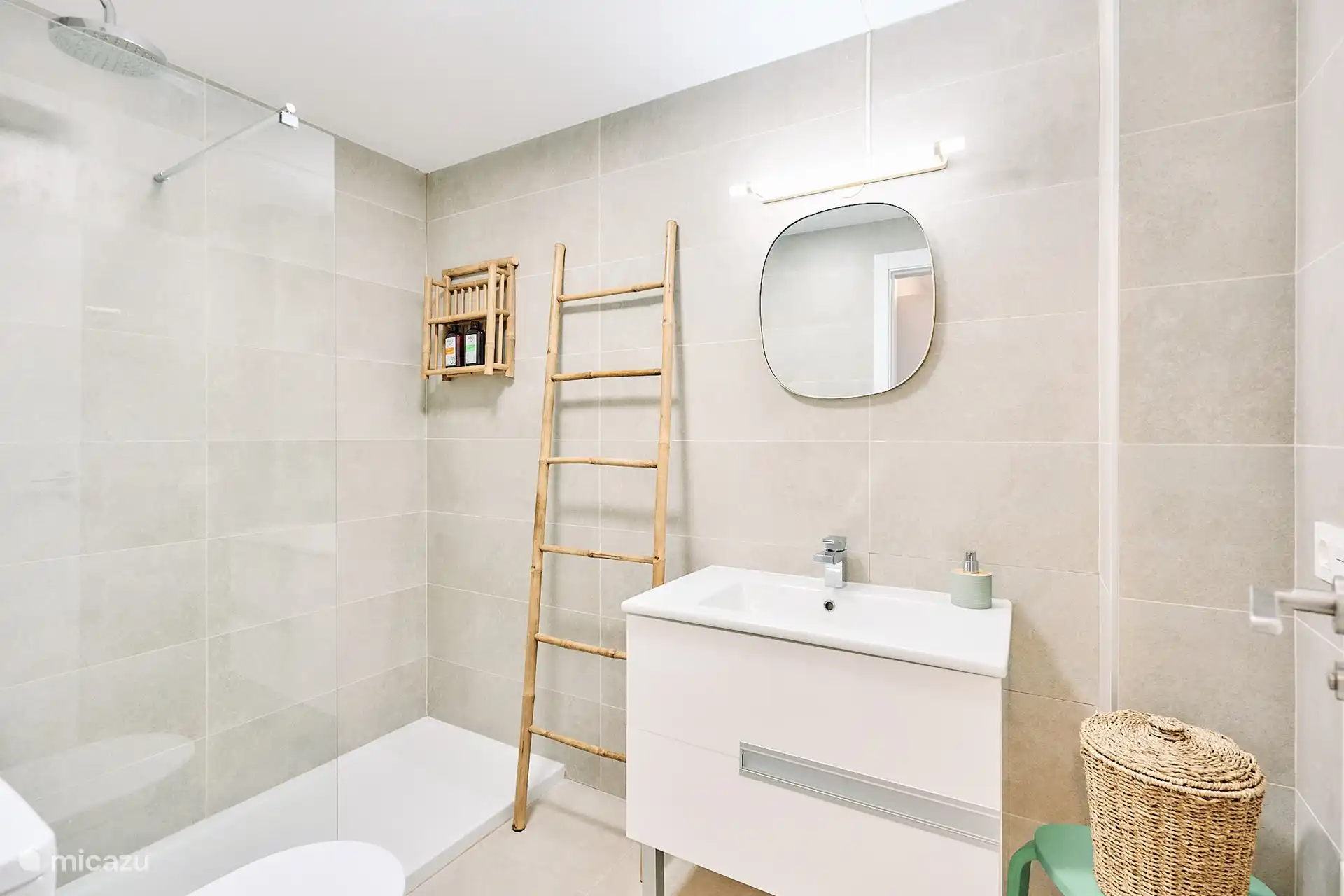 Waschbecken und begehbare Dusche